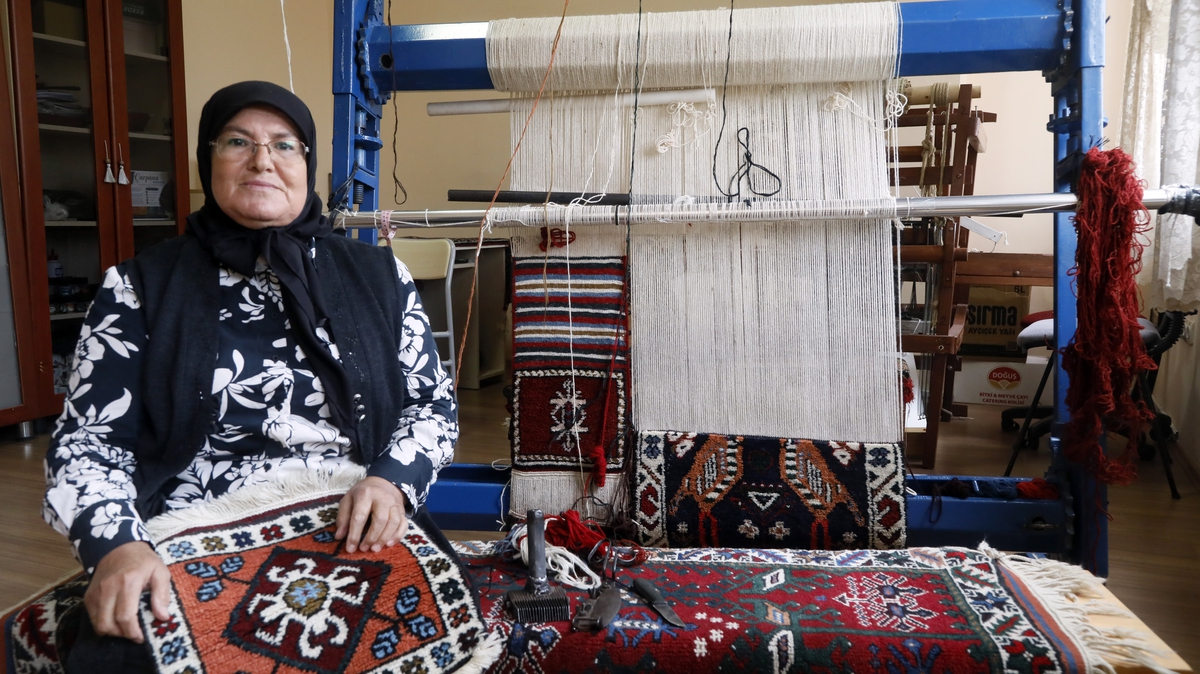 Halı dokumacılığını 8 yaşında öğrenen Ayşe Taç, 61 yaşında yeni nesillere öğretiyor