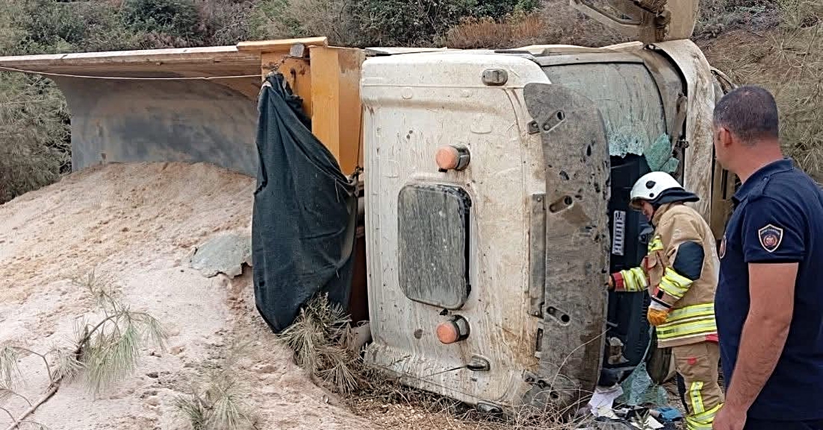 Hatay Belen'de kum yüklü hafriyat kamyonu devrildi, sürücü yaralandı