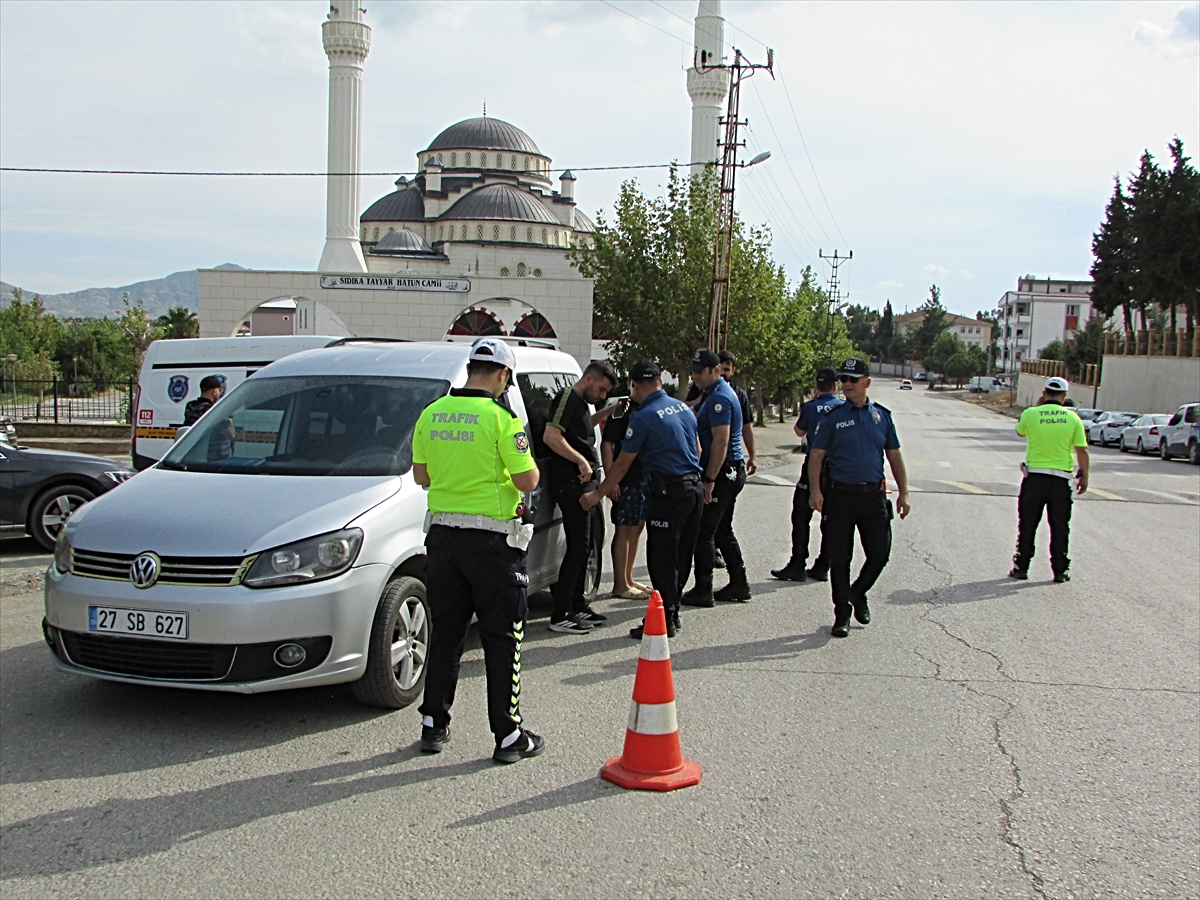 İslahiye'de 26 okul ve yurt çevresindeki denetimi Emniyet Müdürü Taşkır takip etti
