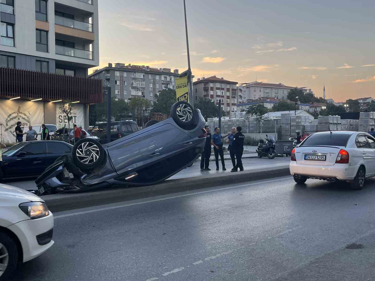 İstanbul Güngören'de otomobil park halindeki taksiye çarpıp takla attı, kaza kamerada