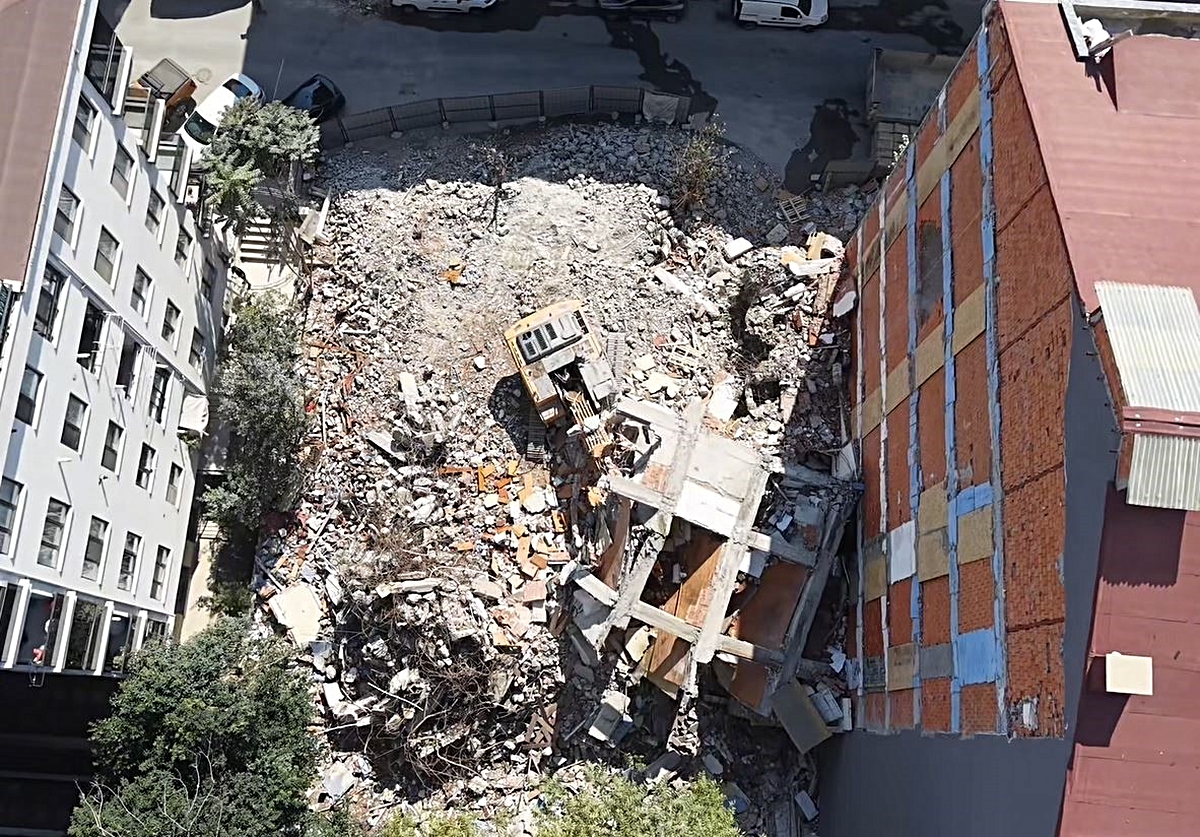 İstanbul Küçükçekmece'de yıkımda iş makinesine moloz devrildi, operatör kurtuldu