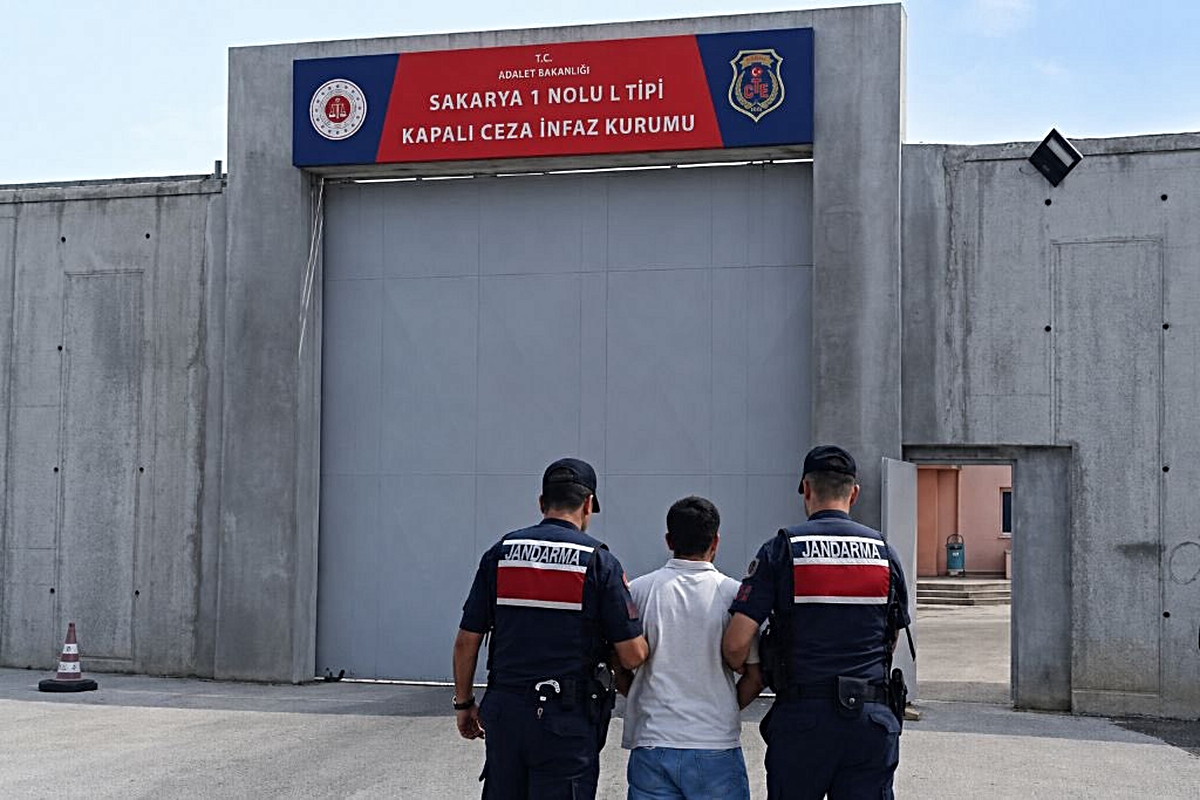 Jandarma Sakarya'da 6 kilo 250 gram esrar, 102 kök kenevir ele geçirdi, 4 kişi tutuklandı