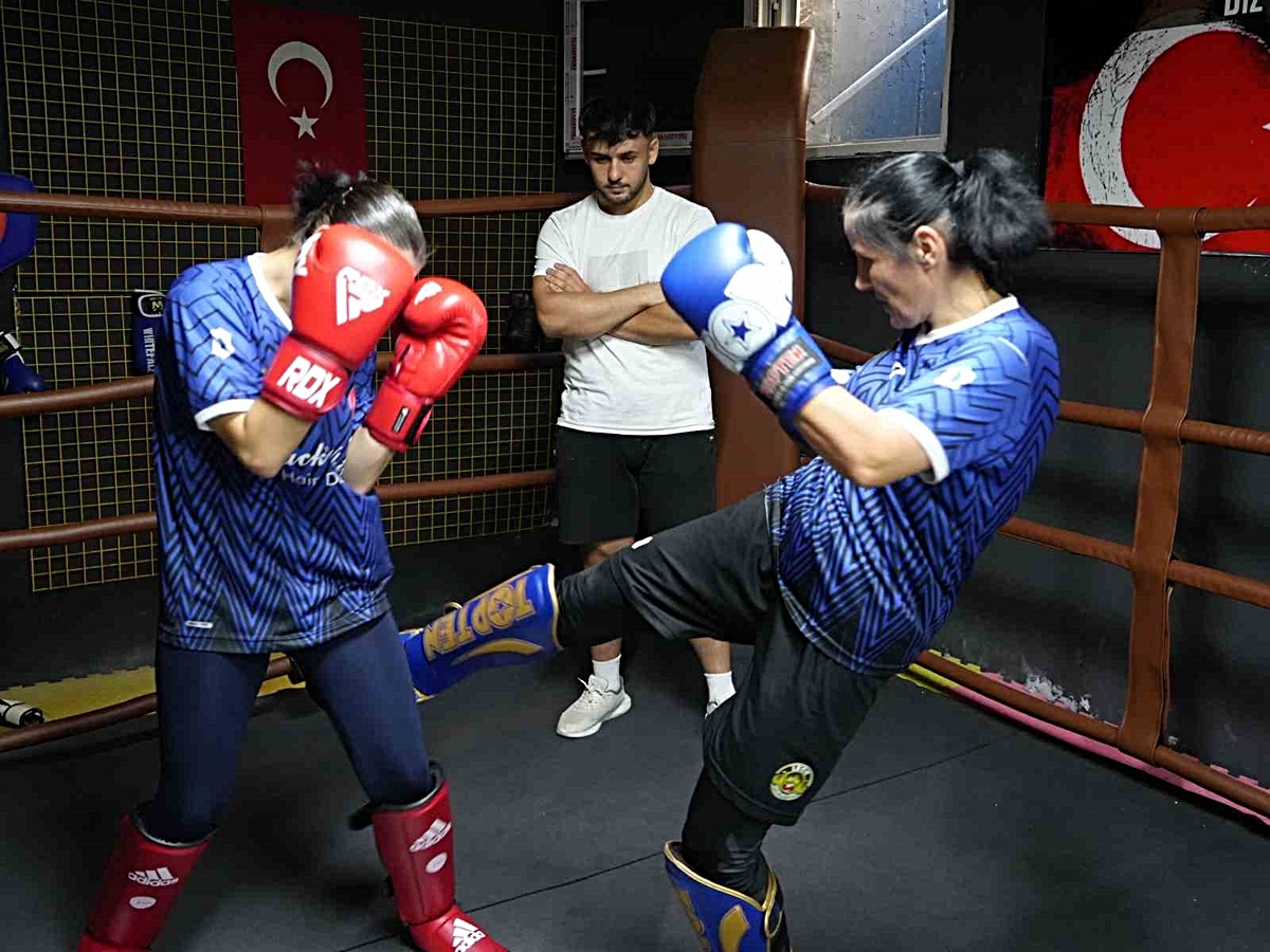 Evden çıkmayan ev hanımıydı, Türkiye üçüncüsü oldu! Anne ve iki kızı artık aynı ringde antrenman yapıyor