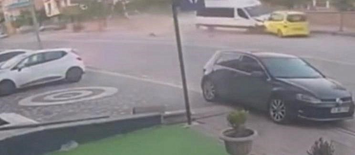 Kayseri Develi'de freni patlayan minibüs taksiyi sürükledi, taksi şoförü yaralandı