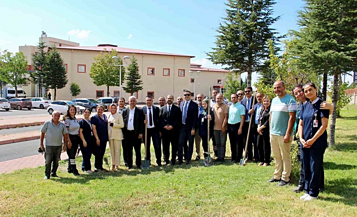 Kayseri Devlet Hastanesi kliniğinde ağaç dikme etkinliği düzenlendi