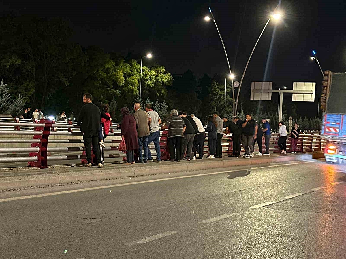 Kayseri Kocasinan'da alt geçitte 3 otomobil çarpıştı, 2 sürücü yaralandı