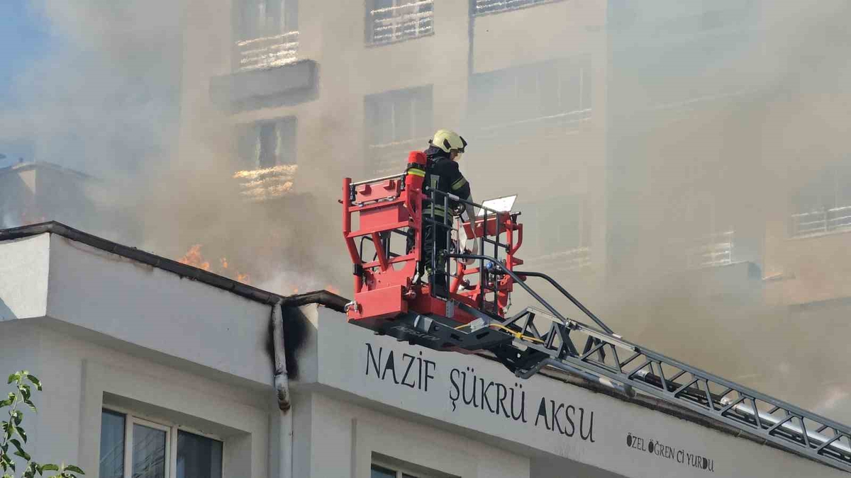Kayseri Kocasinan'da öğrenci yurdunun çatısında yangın çıktı, ekipler müdahale ediyor