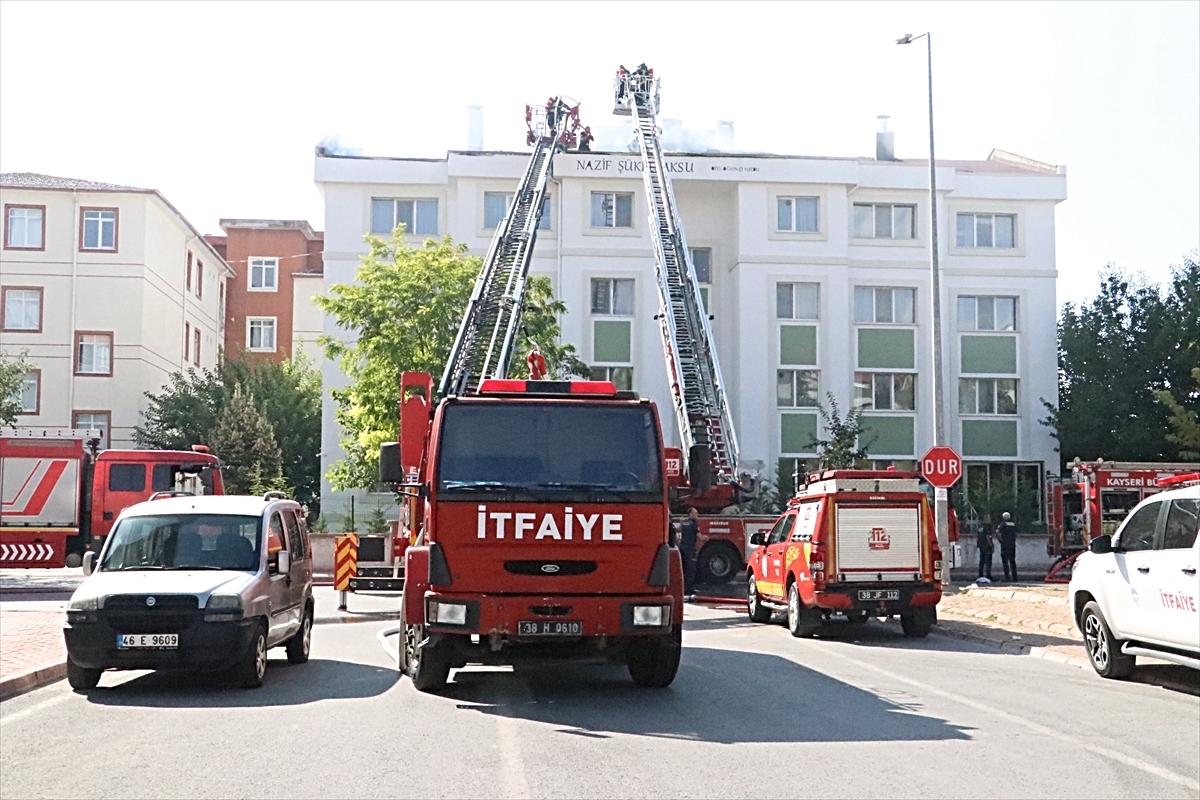 Kayseri Kocasinan'da tadilattaki öğrenci yurdunda çatı yangını söndürüldü