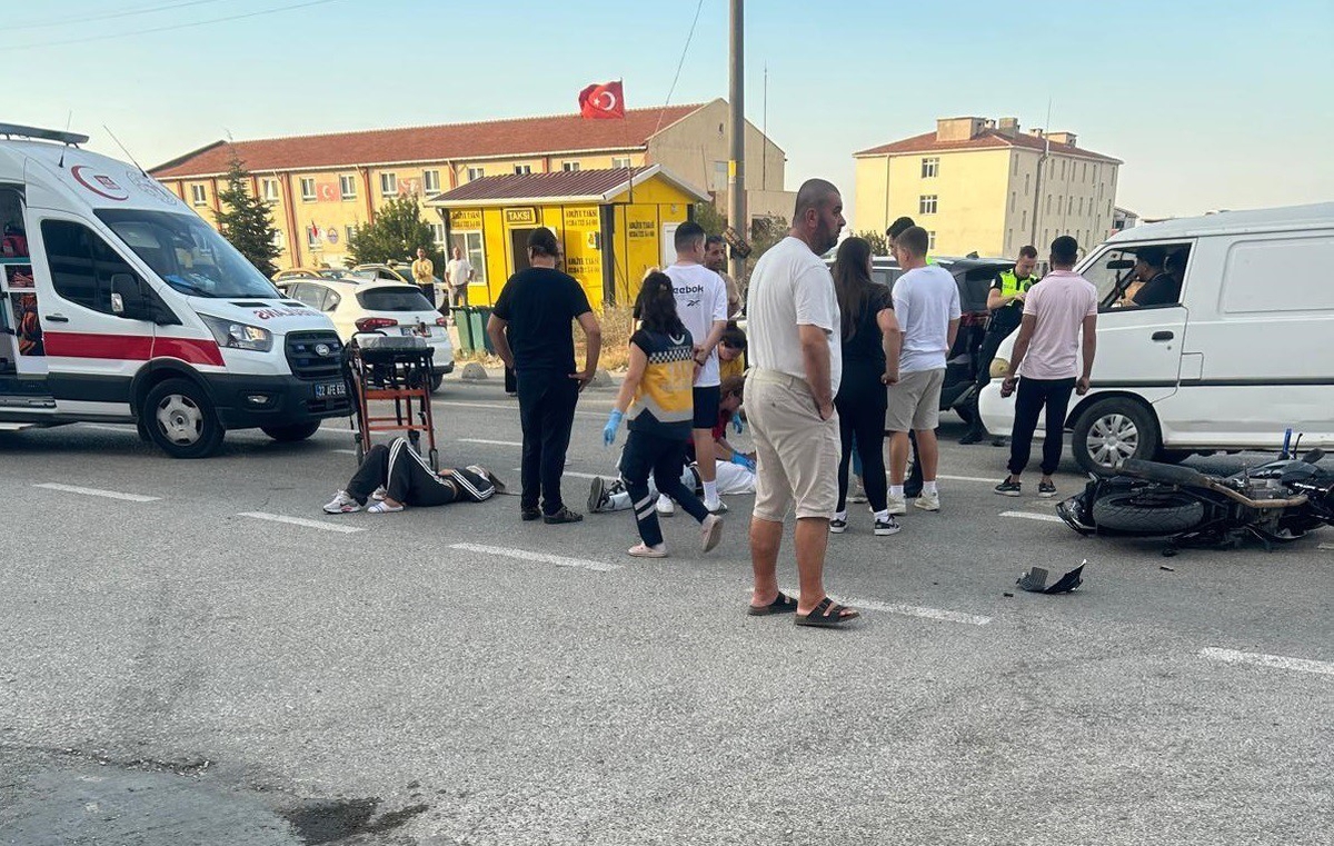 Keşan'da motosiklet ile otomobil çarpıştı, motosiklet sürücüsü ve yolcu yaralandı