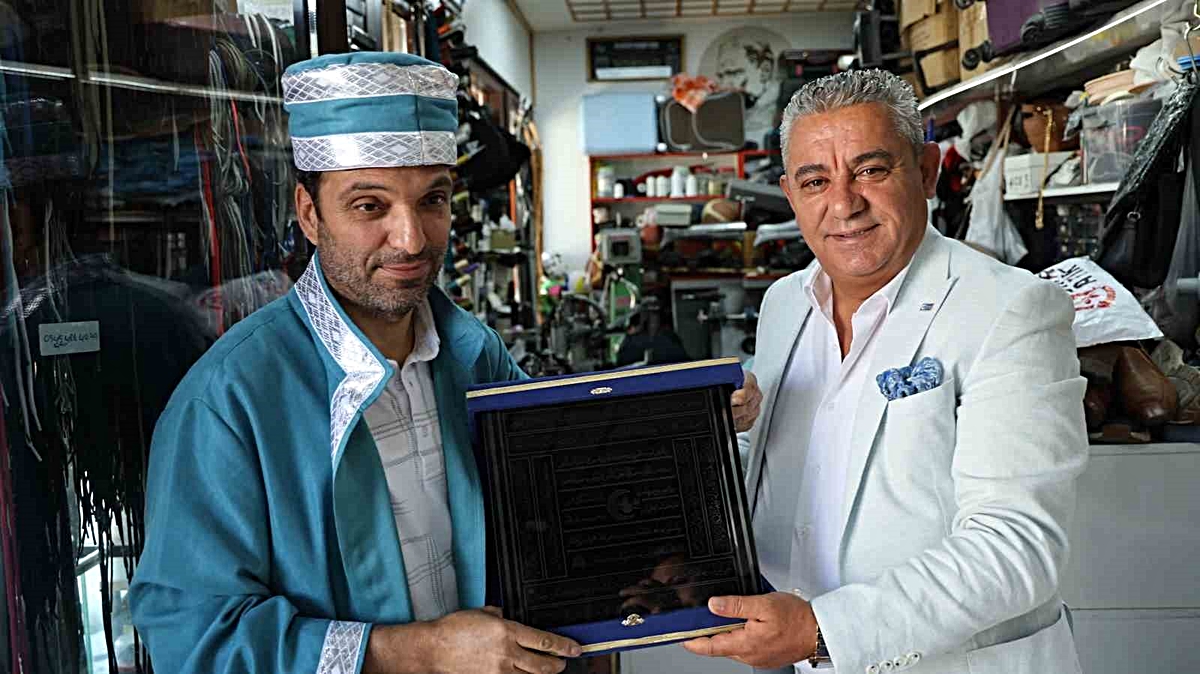 Kırşehir'de ayakkabı ustası Ayvaz Şenlik, Ahilik'te şed kuşanan ilk engelli esnaf oldu