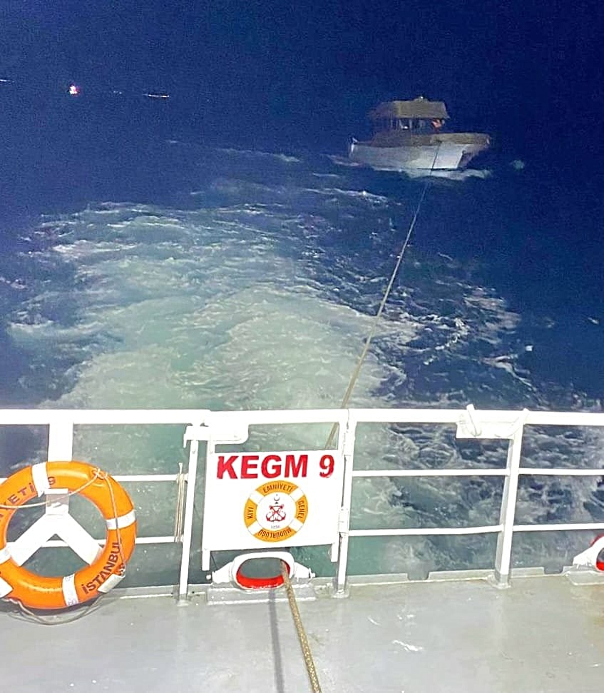 Kıyı Emniyeti botu, Çanakkale Boğazı'nda arızalanan tekneyi 3 kişiyle emniyete aldı
