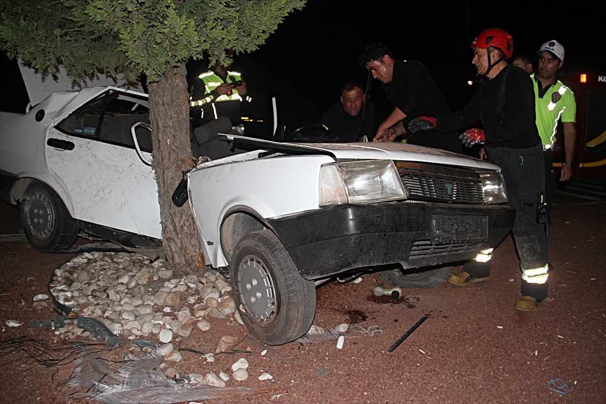 Konya Beyşehir'de refüjdeki ağaca çarpan otomobilde sıkışan 1'i ağır 2 kişi yaralandı