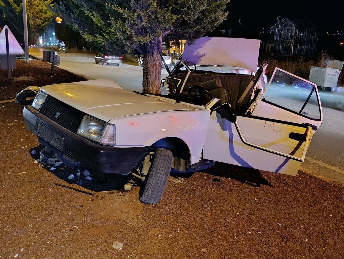 Konya Beyşehir'de TOFAŞ refüjdeki ağaca çarptı, 1'i ağır 2 kişi yaralandı