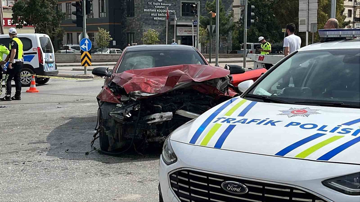 Konya'da iki otomobilin çarpıştığı kazada sürücü hastanede hayatını kaybetti