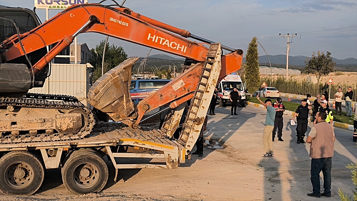 Kütahya'da geri manevra yapan çekici işçi servisine çarptı, 8 kişi yaralandı