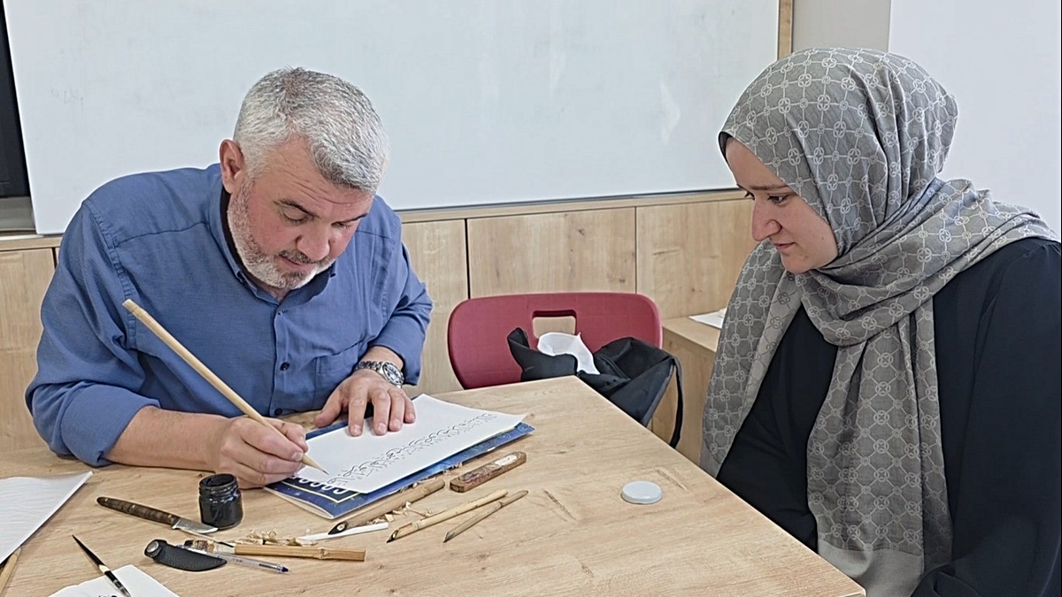 Kütahya'da Hüsn-i Hat kursunda geçen yıldan kayıtlı yaklaşık 50 kursiyer bulunuyor