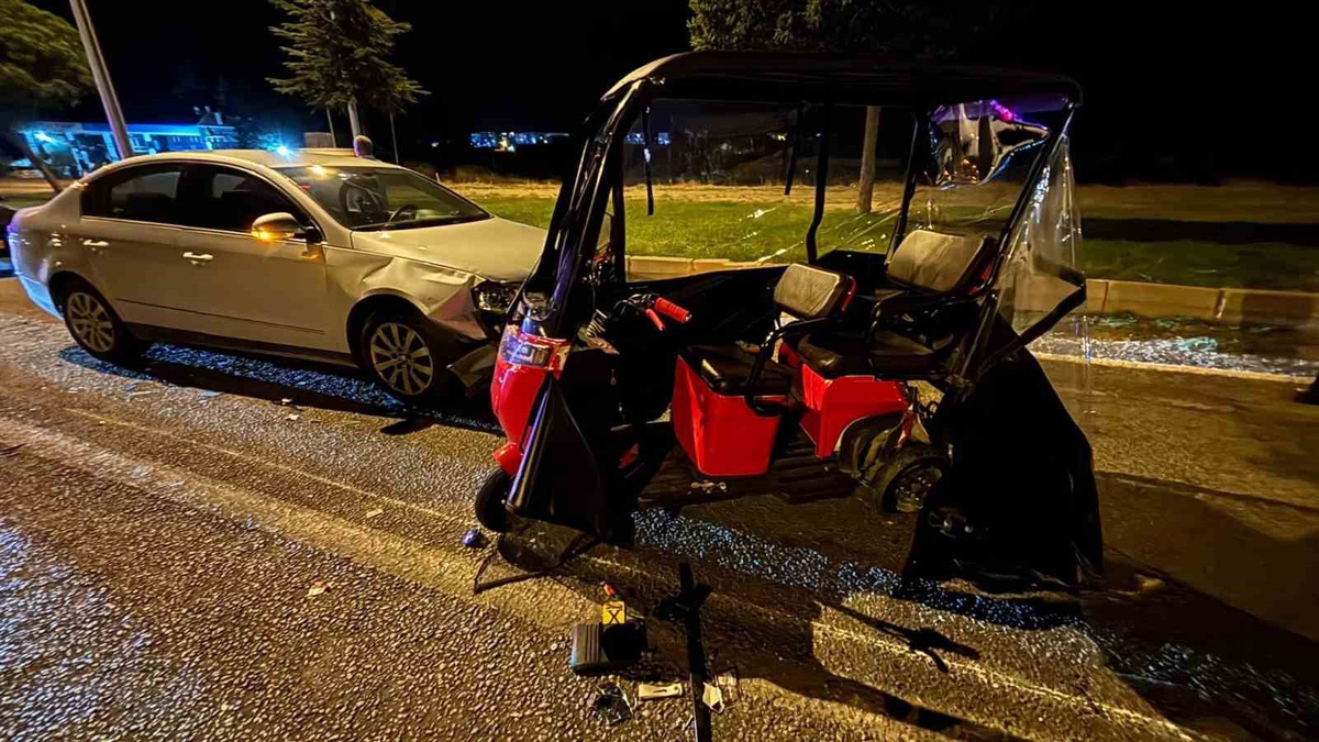 Kütahya Tavşanlı'da otomobil, elektrikli bisiklete çarparak 2 kişiyi yaraladı