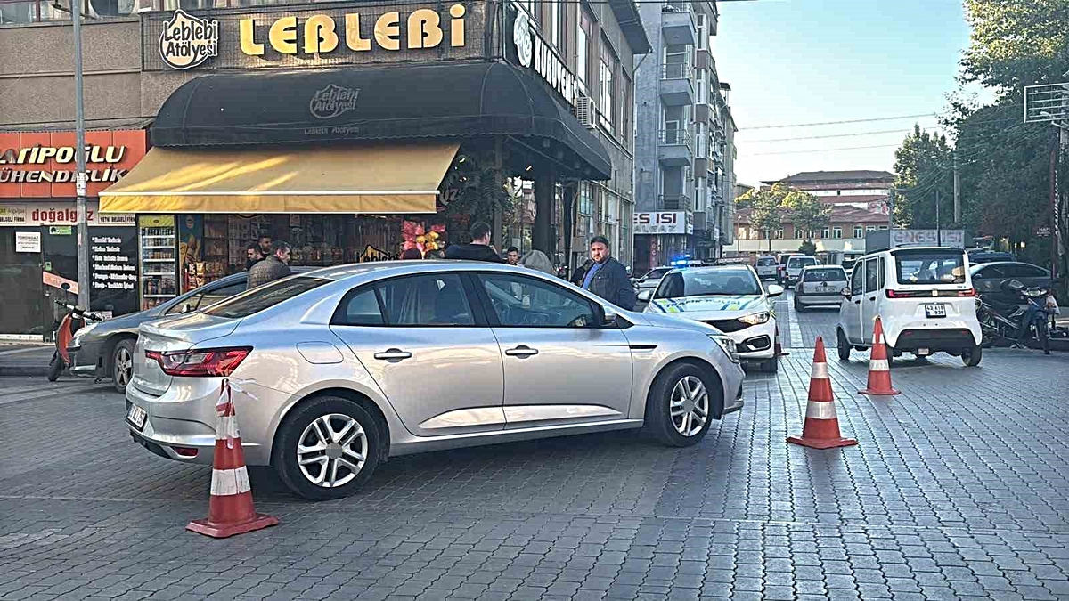 Kütahya Tavşanlı'da otomobil ile motosiklet çarpıştı, 1 kişi yaralandı