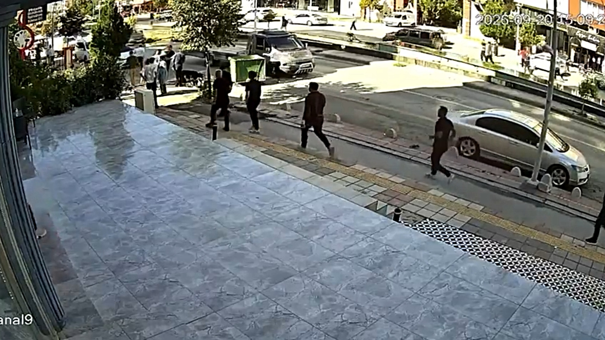 Malatya'da kontrolden çıkan hafif ticari araç motosikletli kuryeye çarptı