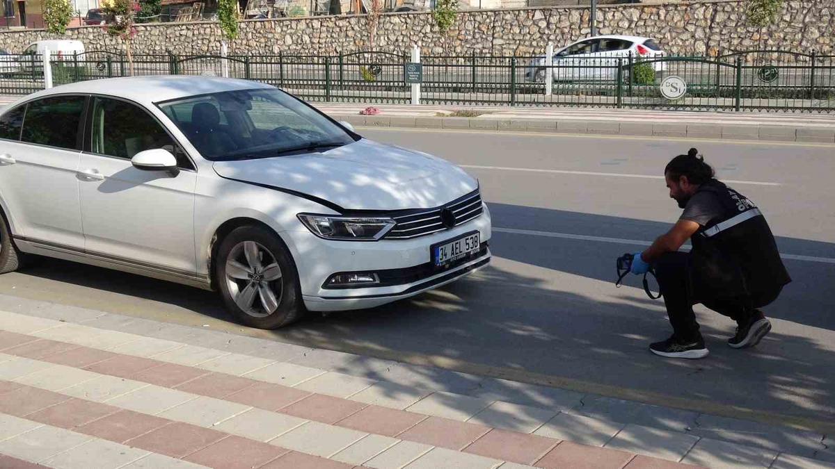 Malatya'da otomobilin çarptığı yaşlı adamın kalbi durdu, adam hastaneye kaldırıldı