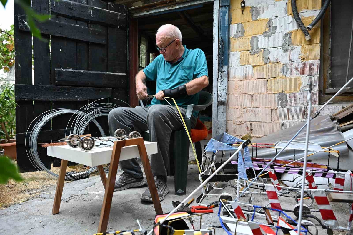 Manisa Demirci'de 69 yaşındaki adam, tel arabalarla çocukları sevindiriyor