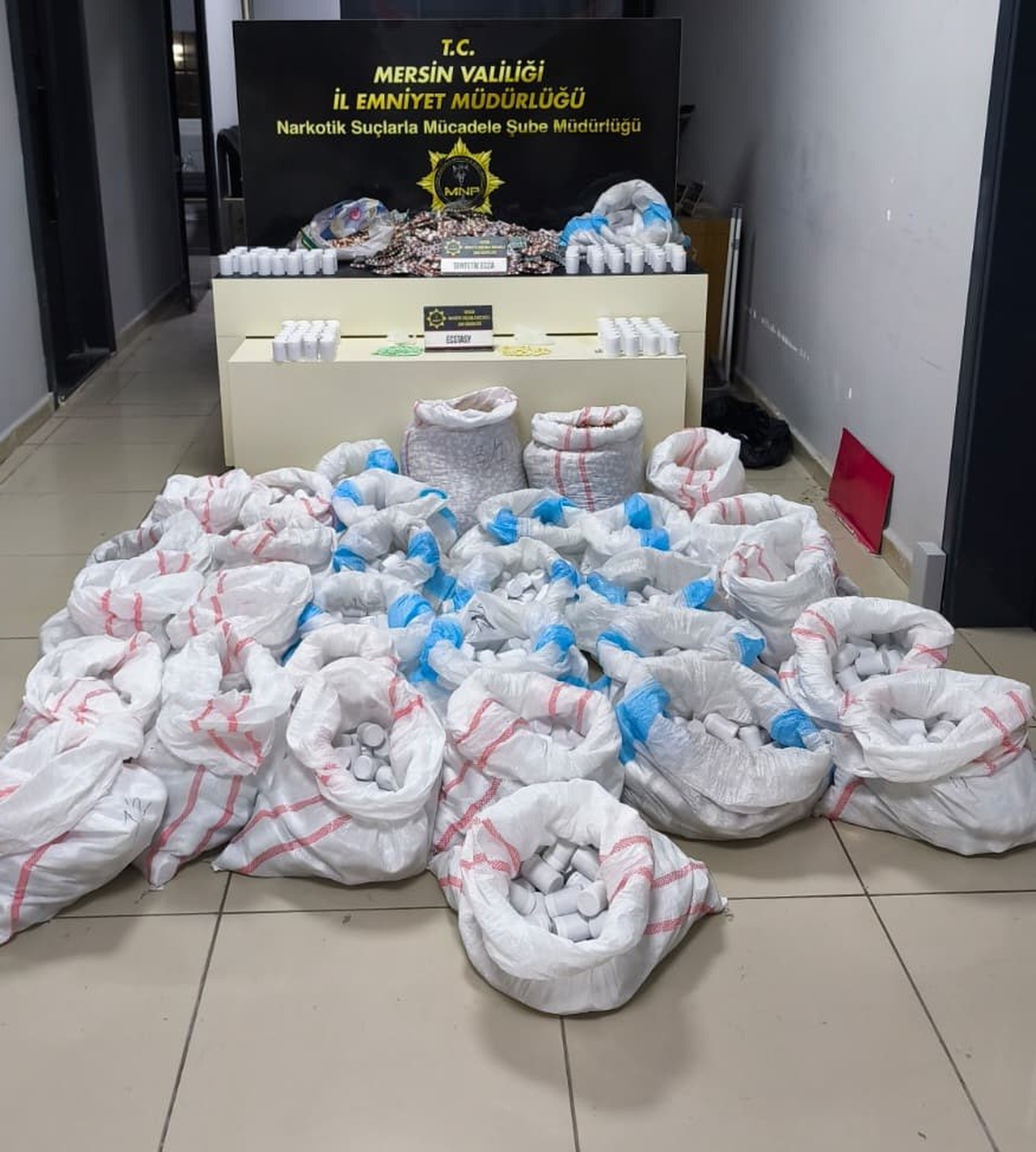 Mersin'de şehir hastanesi otoparkındaki araçta 256 bin 900 sentetik ecza hapı bulundu