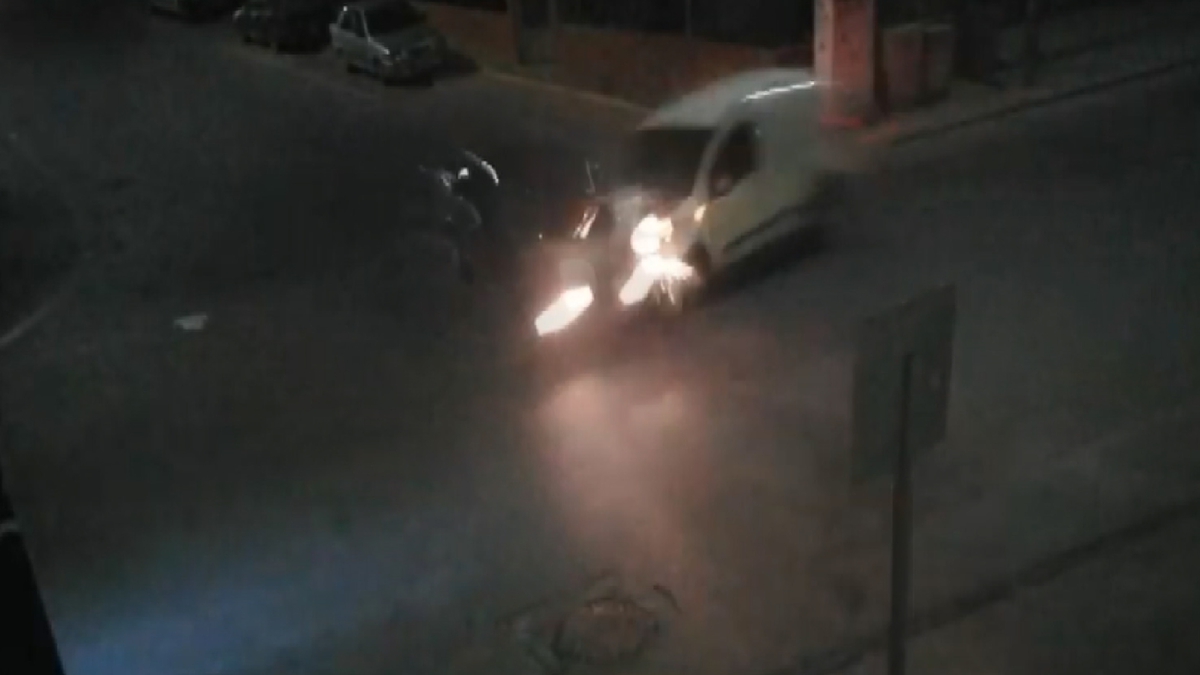 Mersin Tarsus’ta otomobil ile hafif ticari araç çarpıştı, 2 sürücü yaralandı