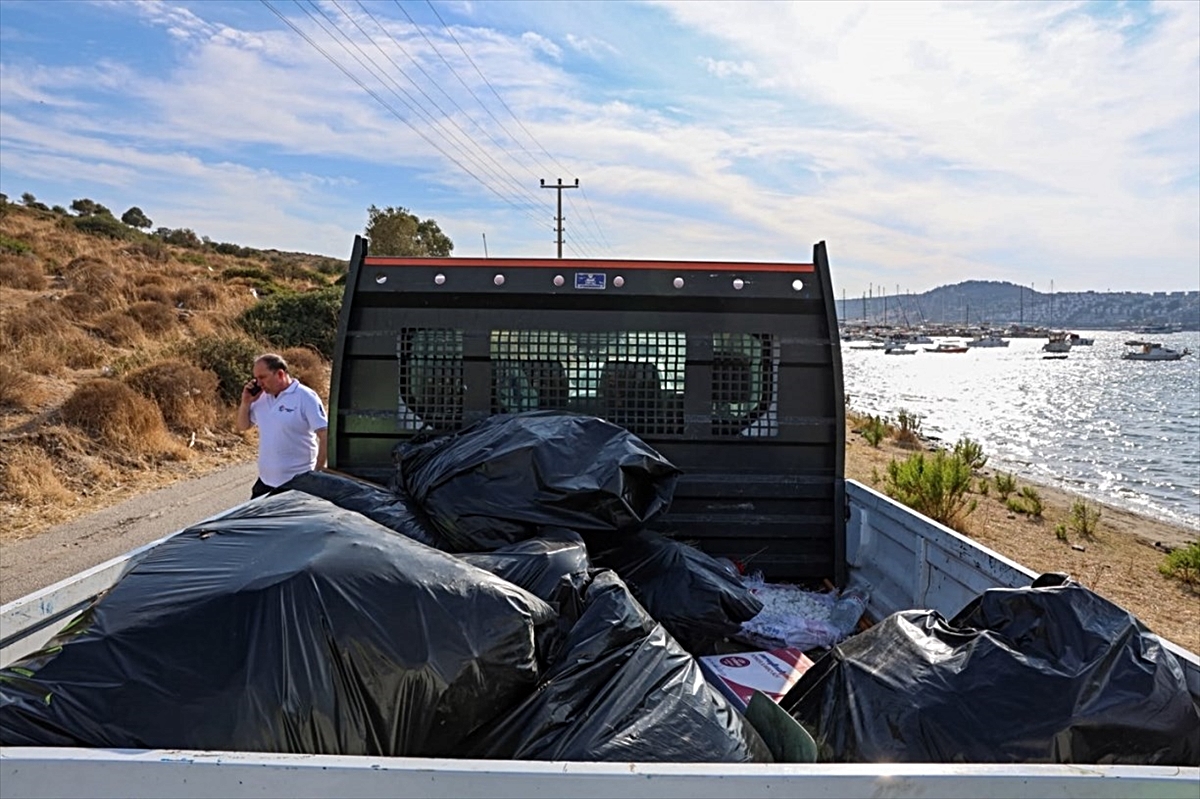 Muğla Bodrum'da Gümbet Sahili'nde temizlikte yarım tona yakın atık toplandı