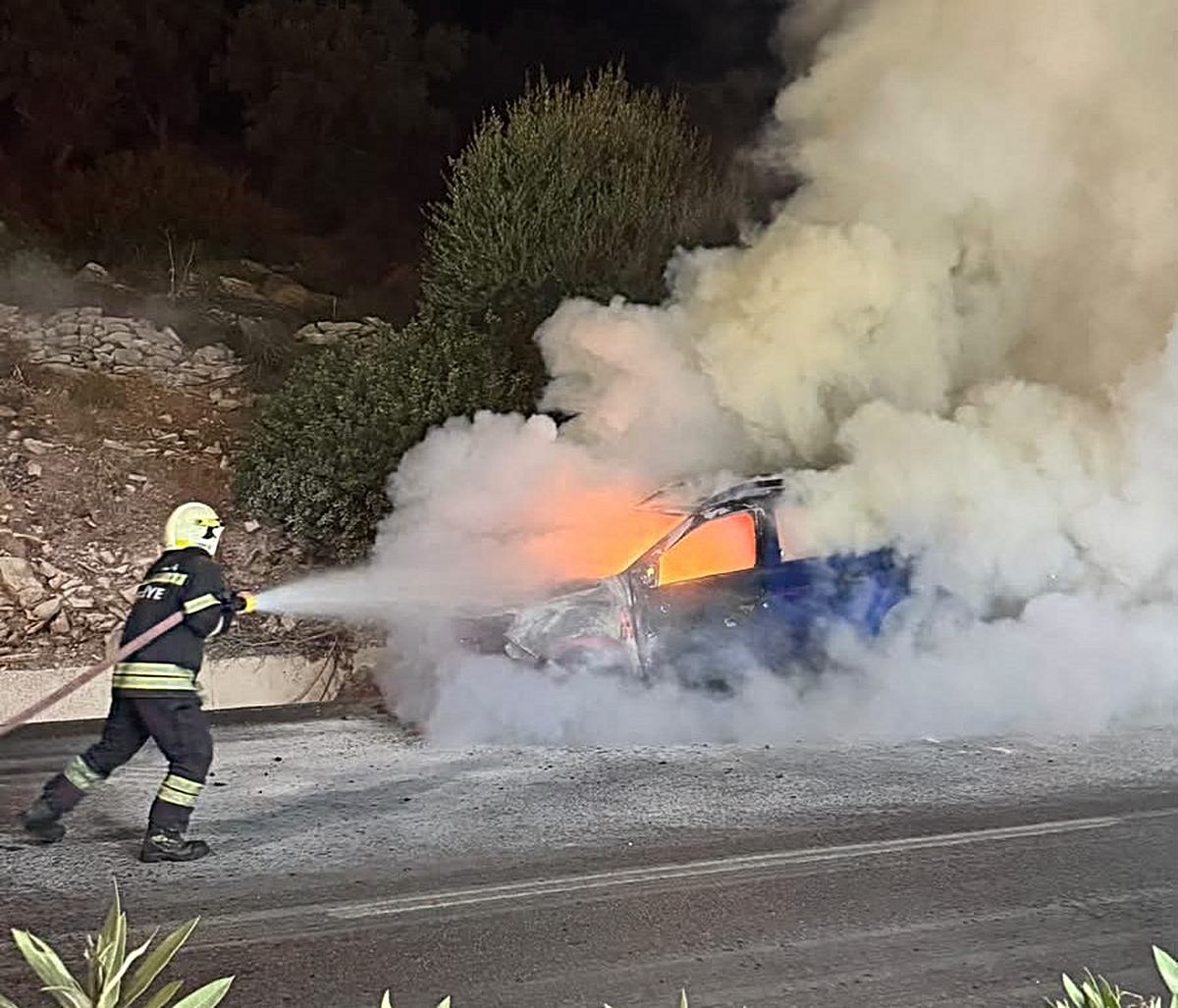 Muğla Bodrum Torba'da seyir halindeki otomobil alev aldı, itfaiye söndürdü