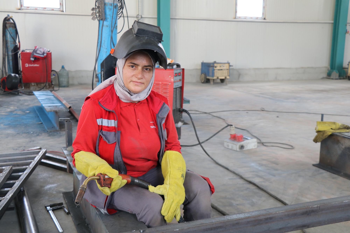 Oltu'da 30 yıllık kaynakçı Kader Güzel, kadınlara örnek olmak istiyor