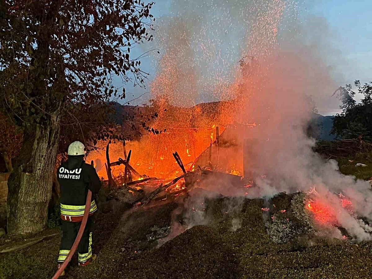 Ordu Fatsa'da fındık kabuğu ateşinden sıçrayan kıvılcımlar atıl evi küle çevirdi