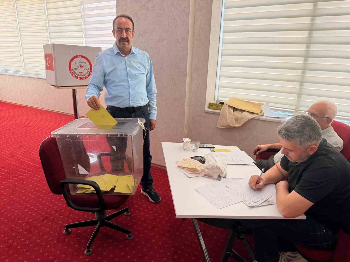 Orhan Öztürk, Adıyaman Veteriner Hekimleri Odası başkanlığına yeniden seçildi