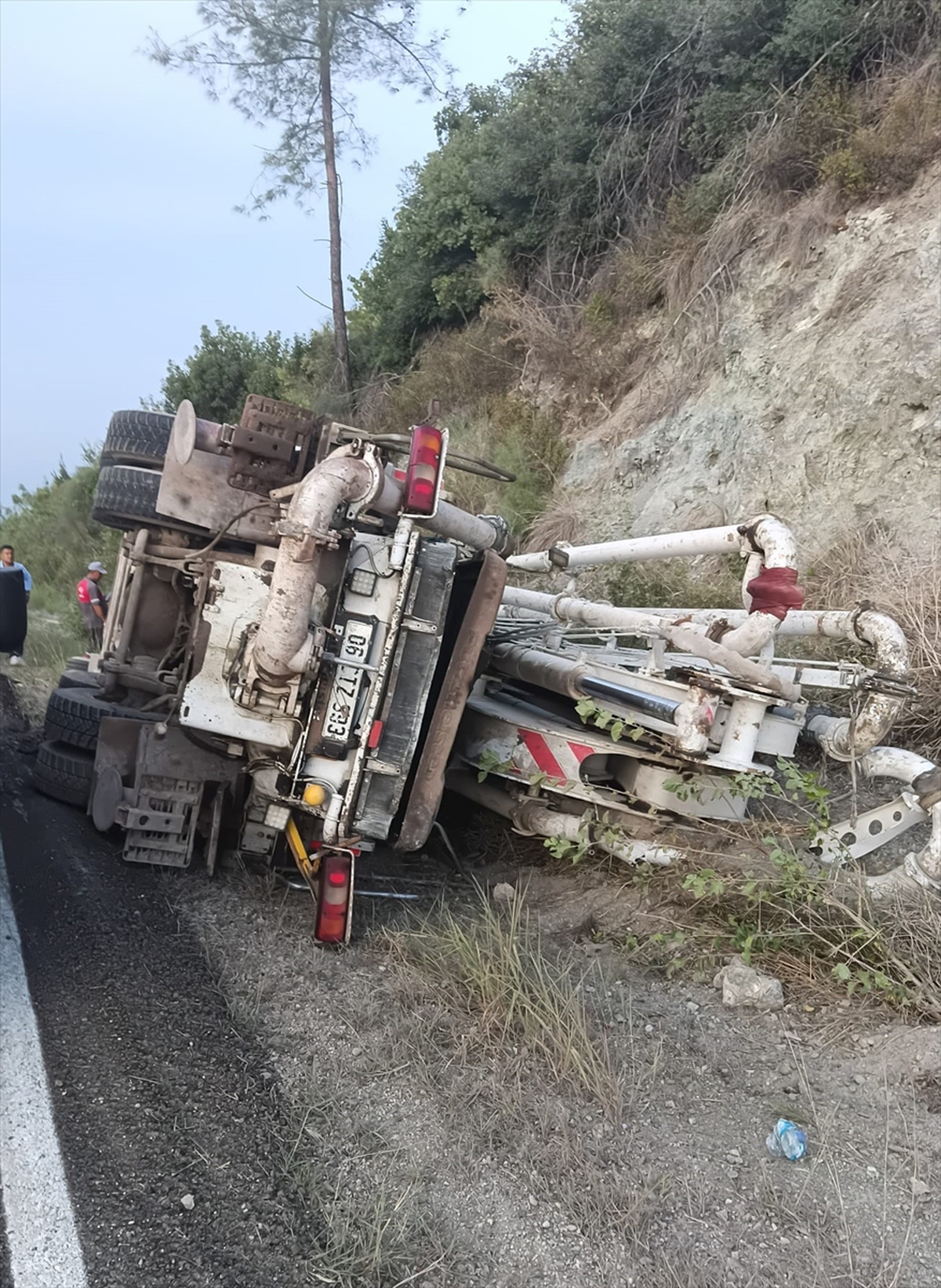 Osmaniye'nin Kadirli ilçesinde devrilen beton mikserinde sıkışan sürücü yaralandı
