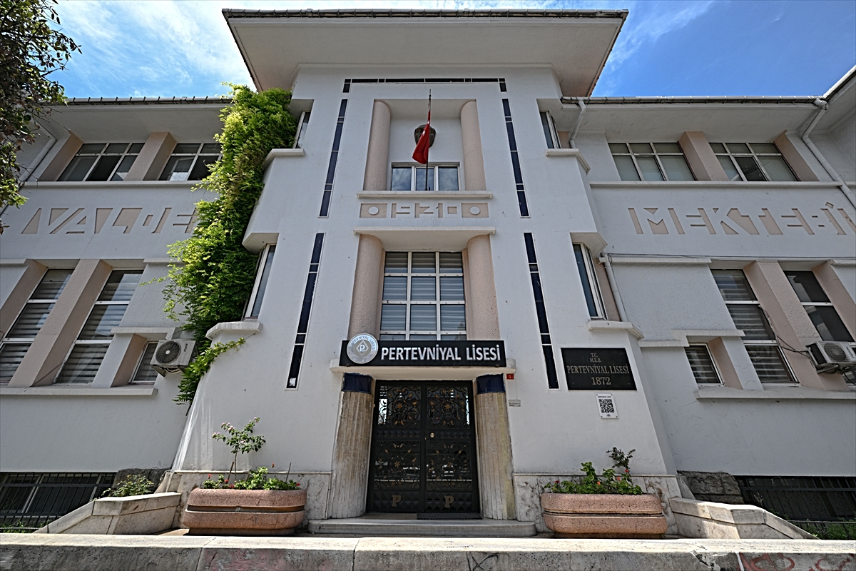 Pertevniyal Lisesi 154 yıldır eğitim geleneğini yaklaşık 750 öğrenciyle sürdürüyor