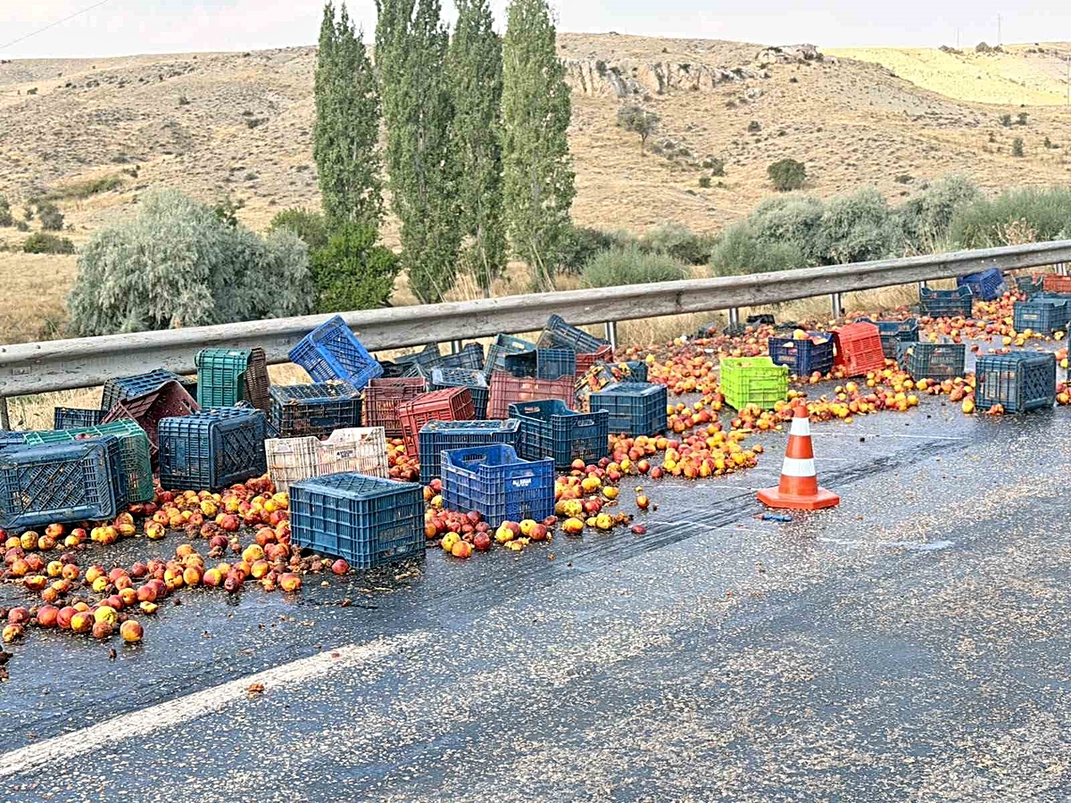 Polatlı'da kontrolden çıkan tırın şeftali yükü yola döküldü, trafik kontrollü verildi