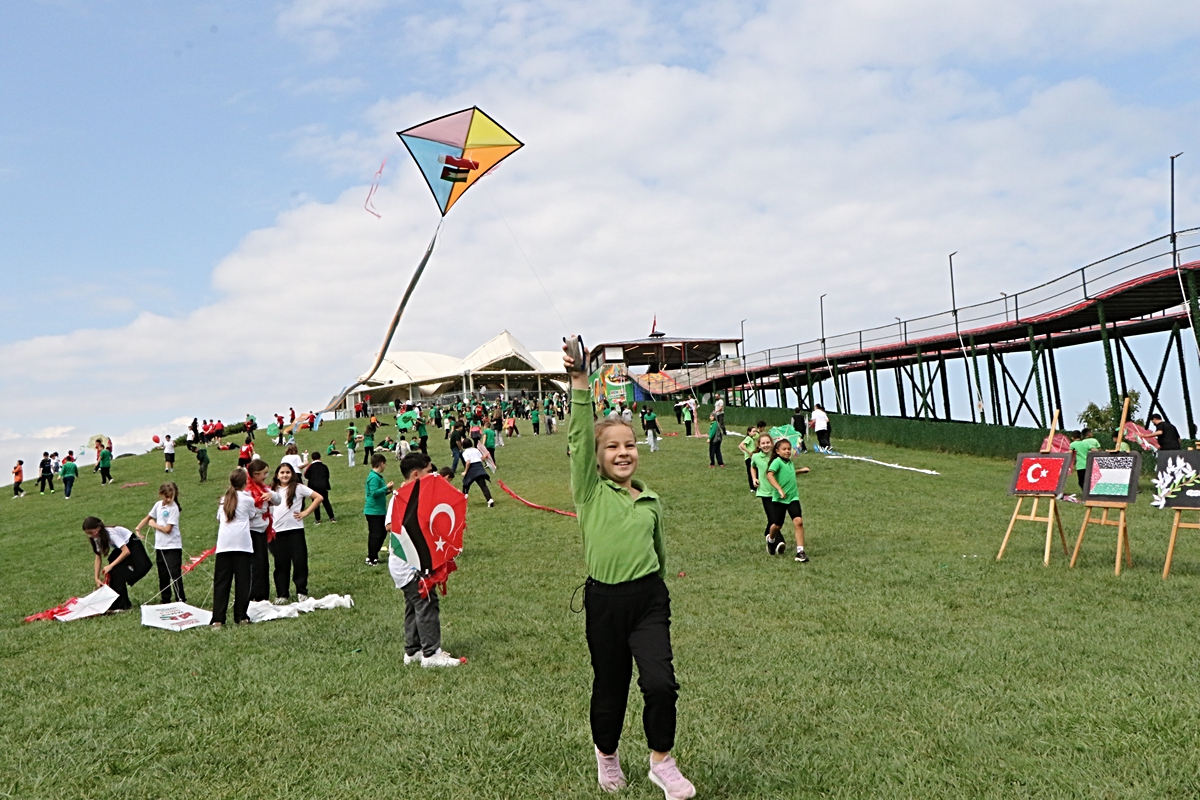 Samsun'da öğrenciler 300'ün üzerinde uçurtmayı Gazzeli çocuklar için uçurdu