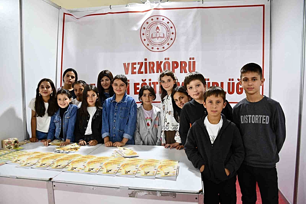Samsun'un Vezirköprü ilçesinde 15 öğrencinin masal kitabı Kitap Günleri'nde tanıtıldı