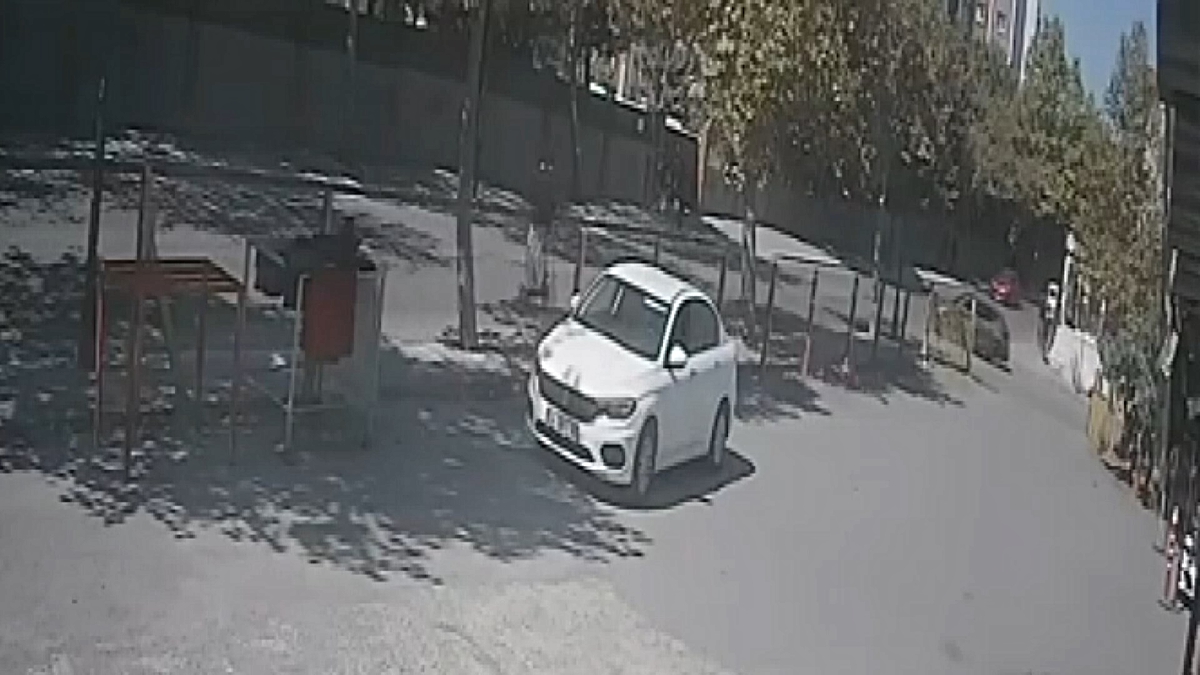 Silivri’de otomobil skuter sürücüsüne çarptı, sürücü yaralandı, kaza kameraya yansıdı
