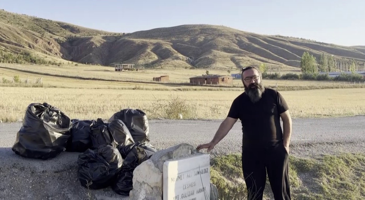 Sivas İşhan köyünde vatandaşlar çobanlarla gölette en az beş torba çöp topladı
