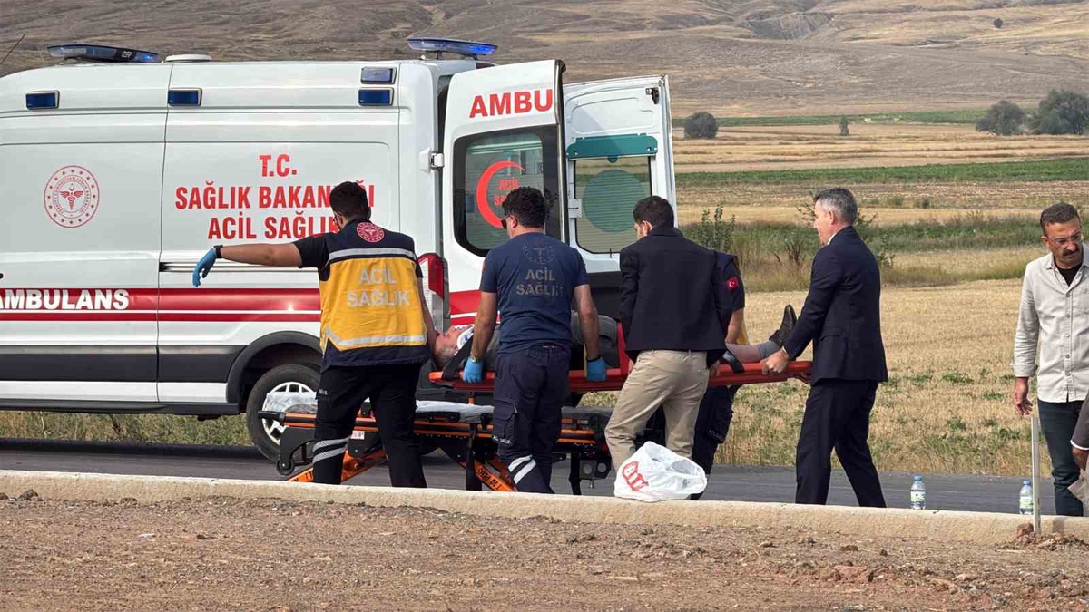 Sivas Ulaş'ta iki otomobilin çarpıştığı kazada 4 kişi yaralandı