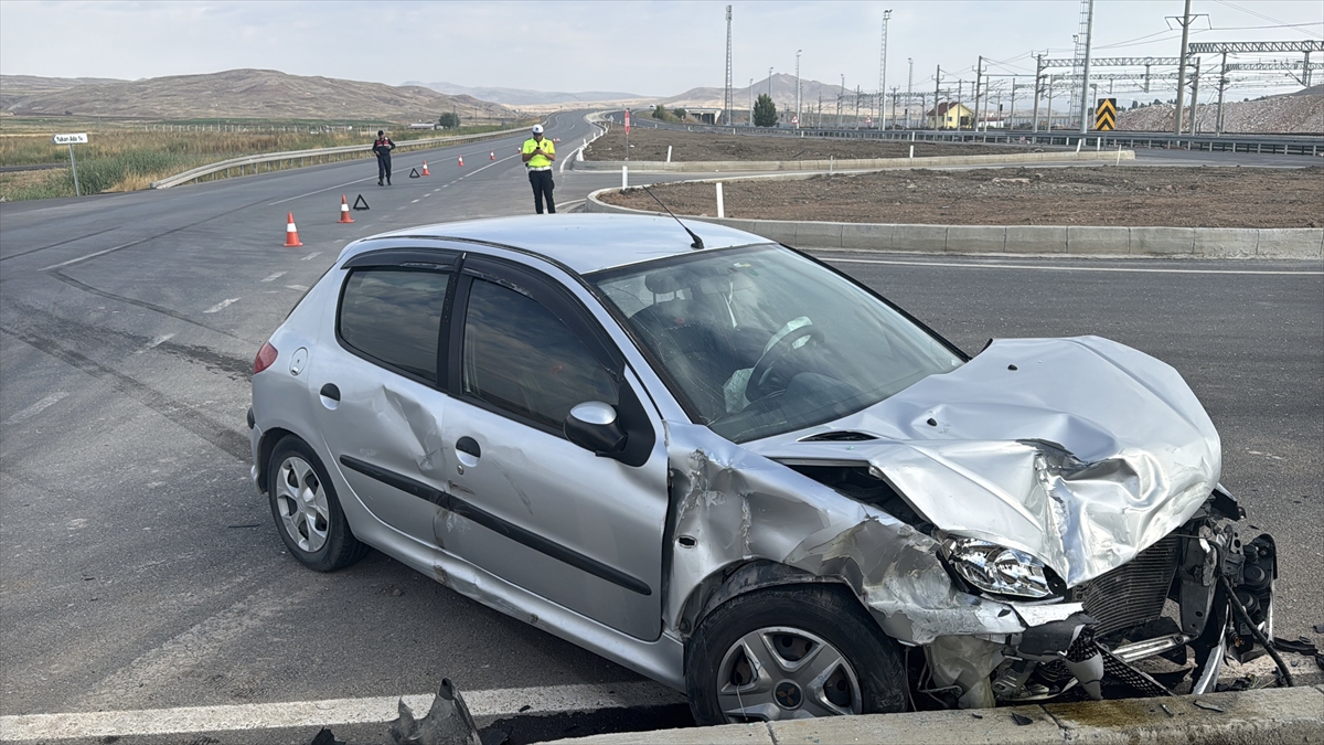 Sivas Ulaş'ta Sivas-Malatya yolunda iki otomobil çarpıştı, 5 kişi yaralandı