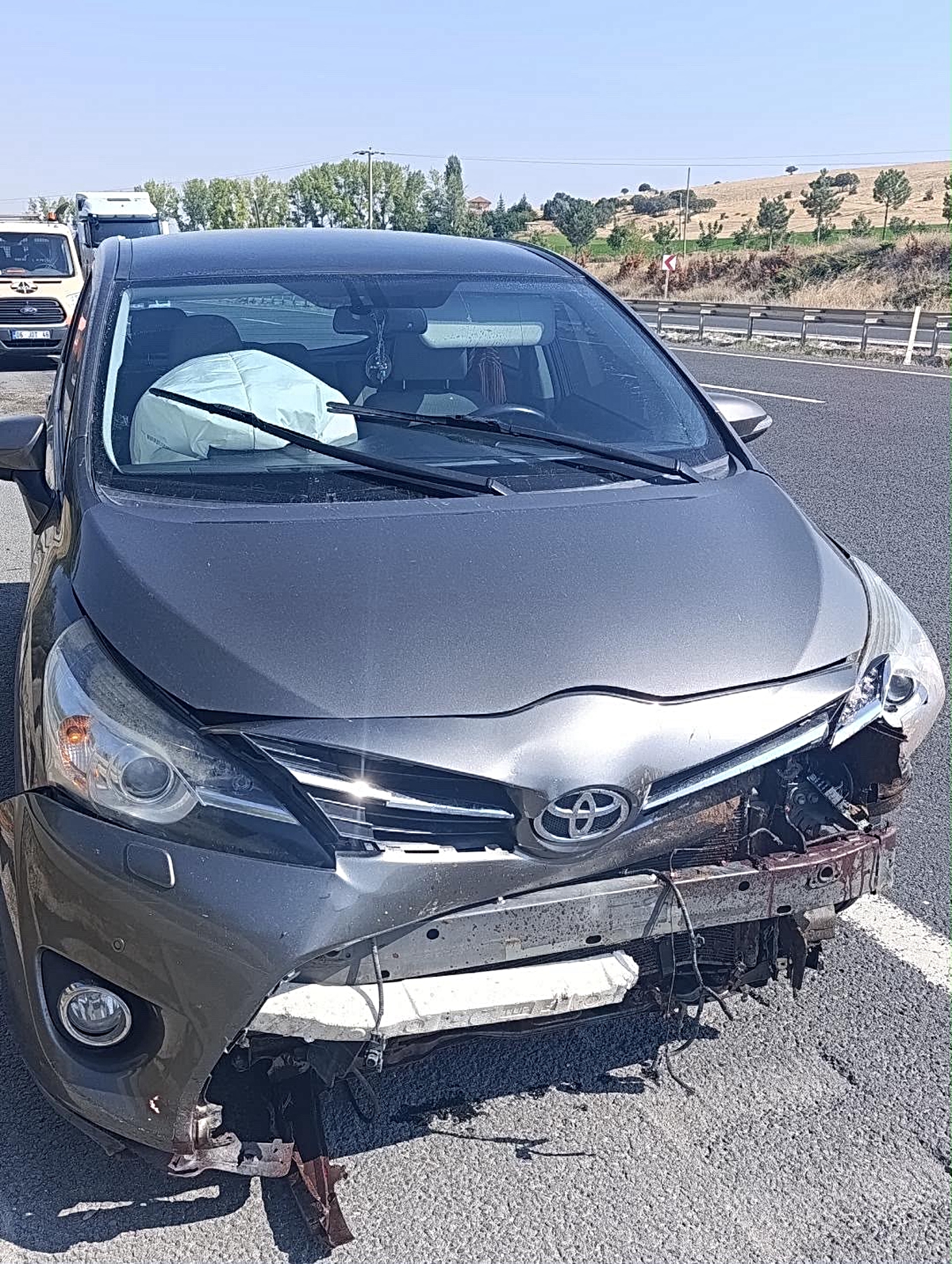 Sivrihisar'da koyuna çarpan otomobilde 1 kişi hafif yaralandı, koyun telef oldu
