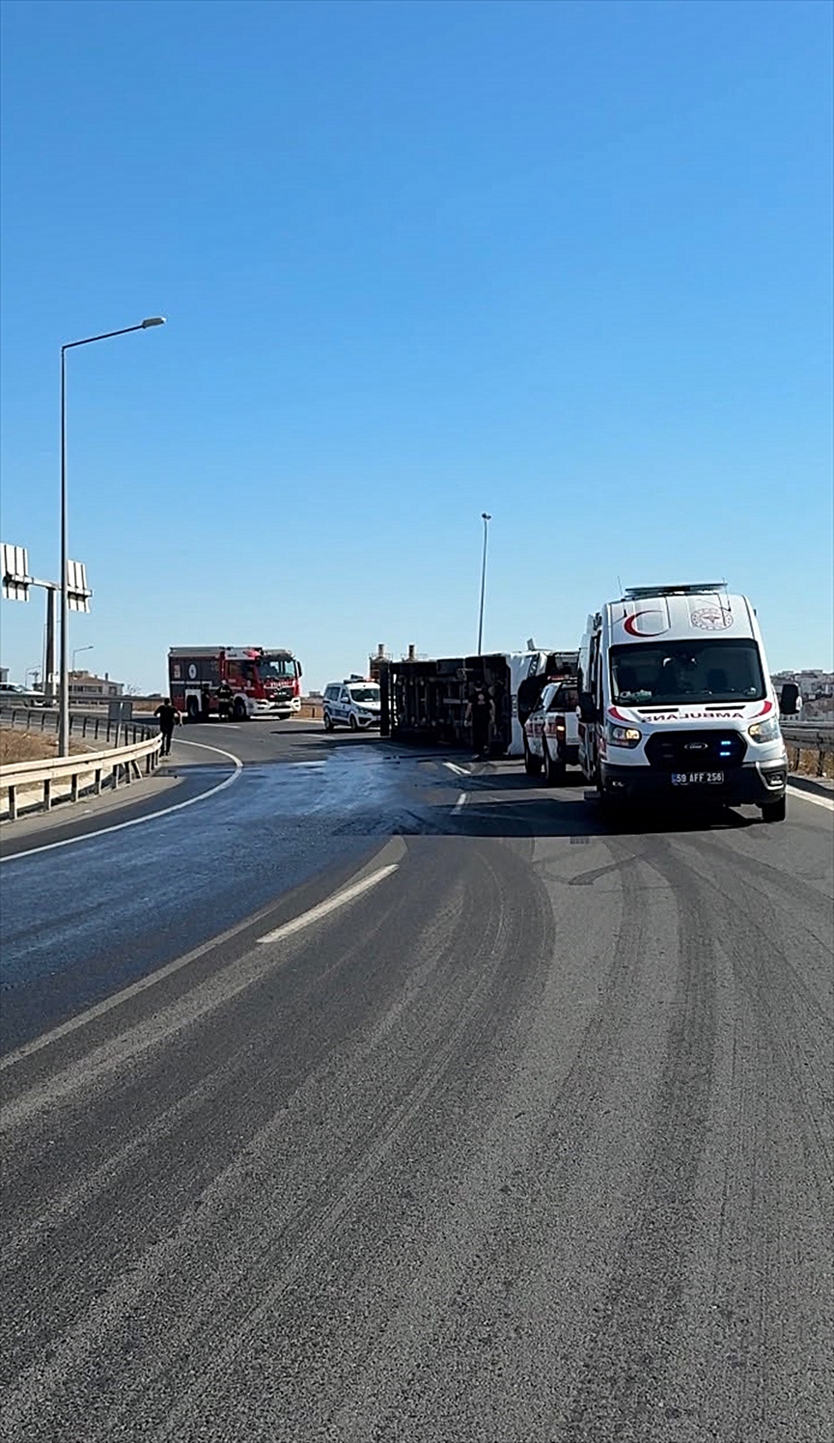 Tekirdağ Ergene’de devrilen tırdan sızan mazot ulaşımı aksattı, sürücü yaralandı