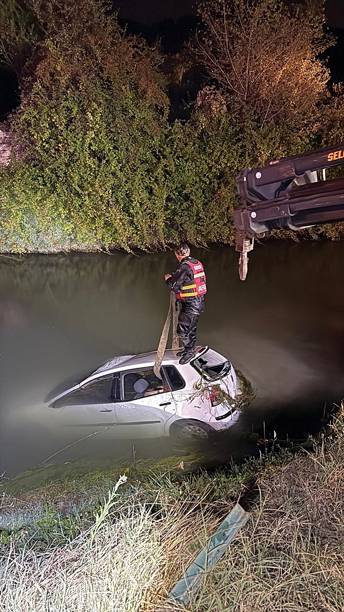 Tokat'ın Doğancıbağları Mahallesi'nde otomobil sulama kanalına devrildi, 2 kişi öldü