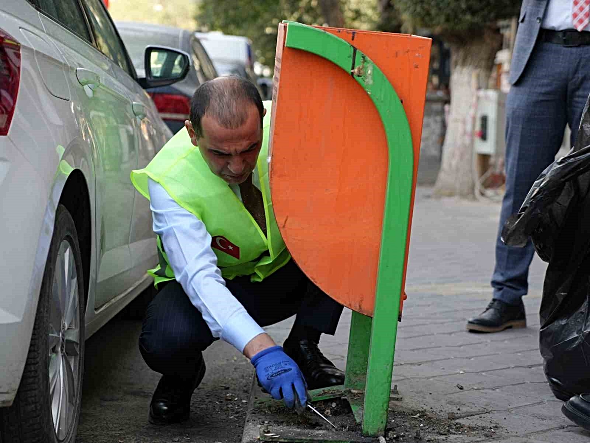 Vali Taşolar sahaya indi: Eline fırça ve faraş alıp şehri temizledi