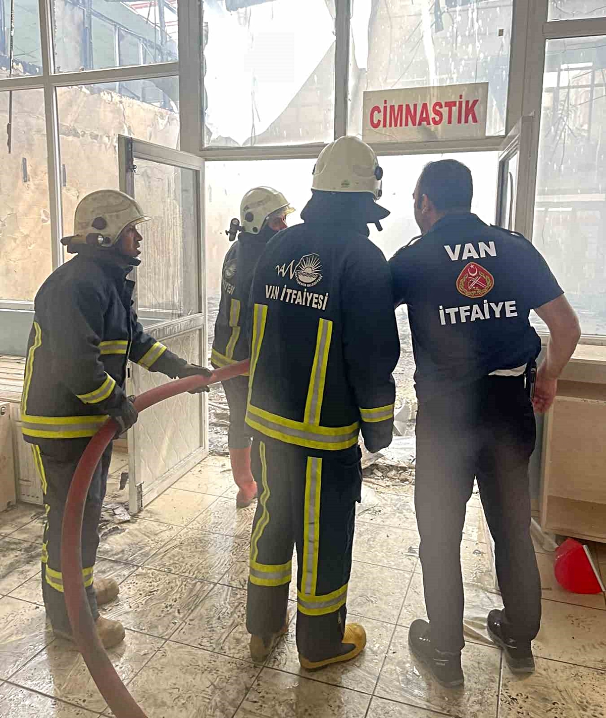 Van'da yıkımı süren Ferdi Sporlar Merkezi'nde çıkan yangın söndürüldü