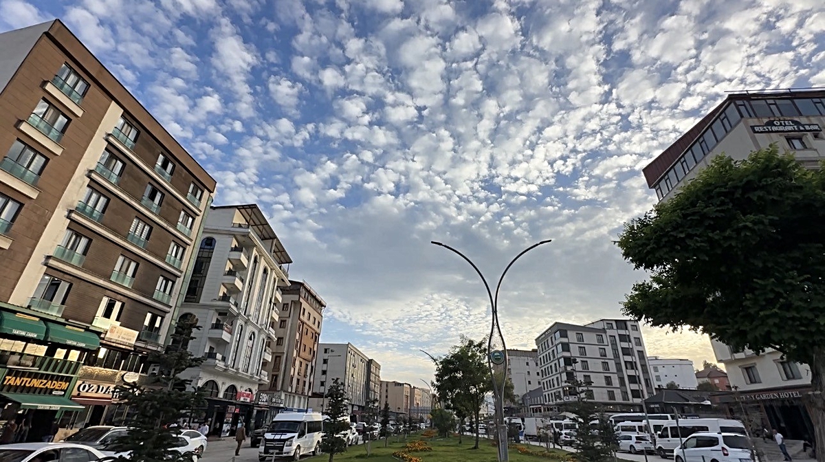 Yüksekova'da nadir görülen Sirrokümülüs bulutları ilçe sakinlerini cezbetti