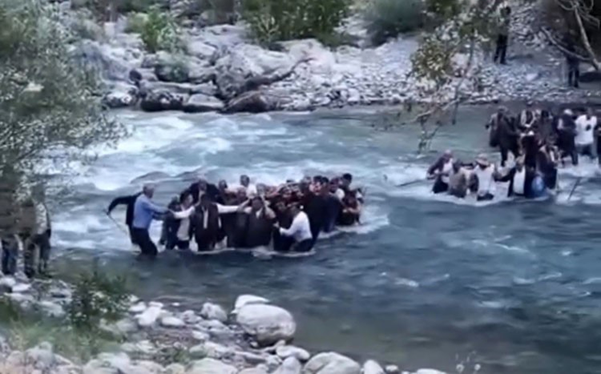 Yüksekova’da ölen 57 yaşındaki adamın cenazesi dereden geçirilip omuzlarda taşındı