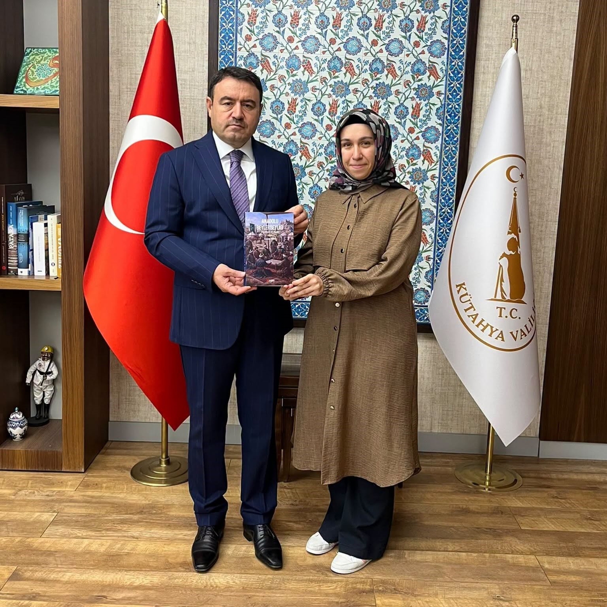 Zeynep Kurt, 'Anadolu Beylerbeyliği' kitabını Kütahya Valisi Musa Işın'a takdim etti.