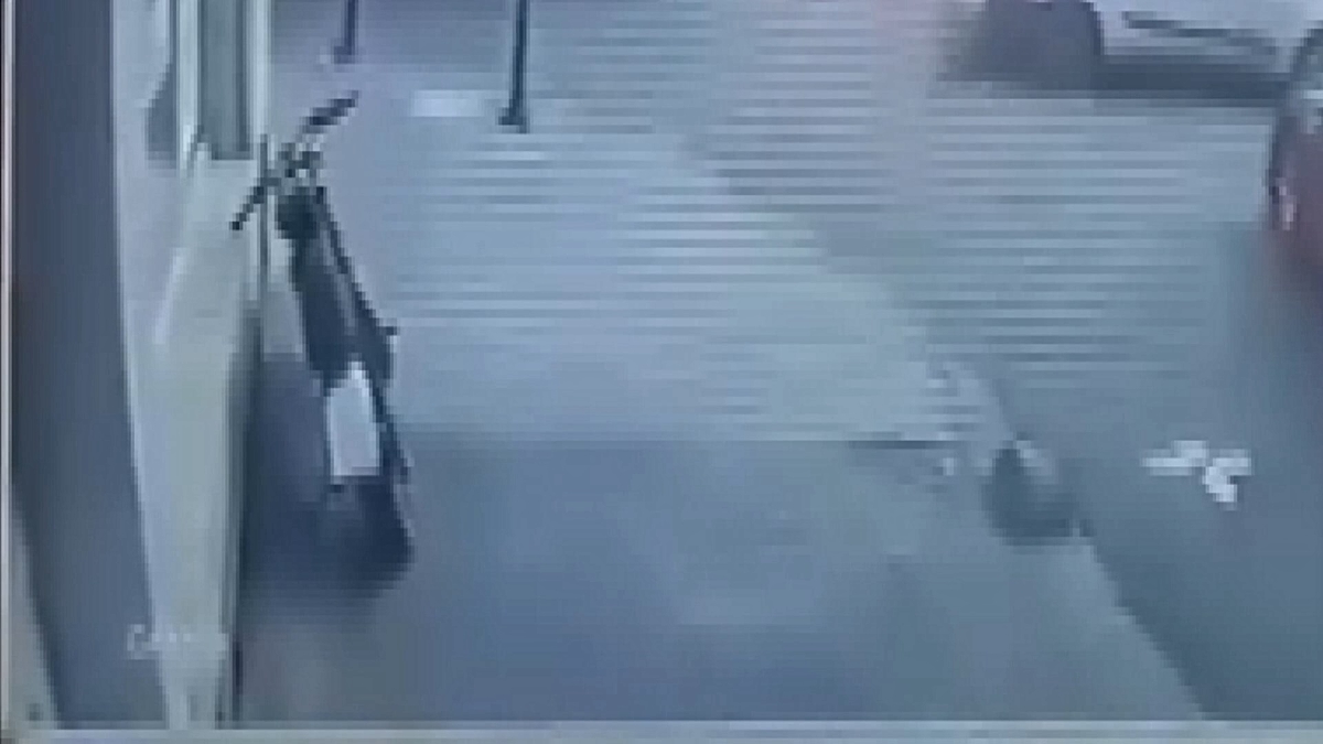 Zeytinburnu'nda elektrikli bisikleti çalan şüpheli güvenlik kamerasına yakalandı